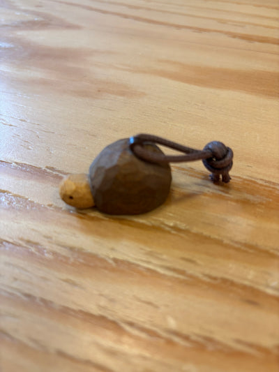 カメのキーホルダー（木彫り）