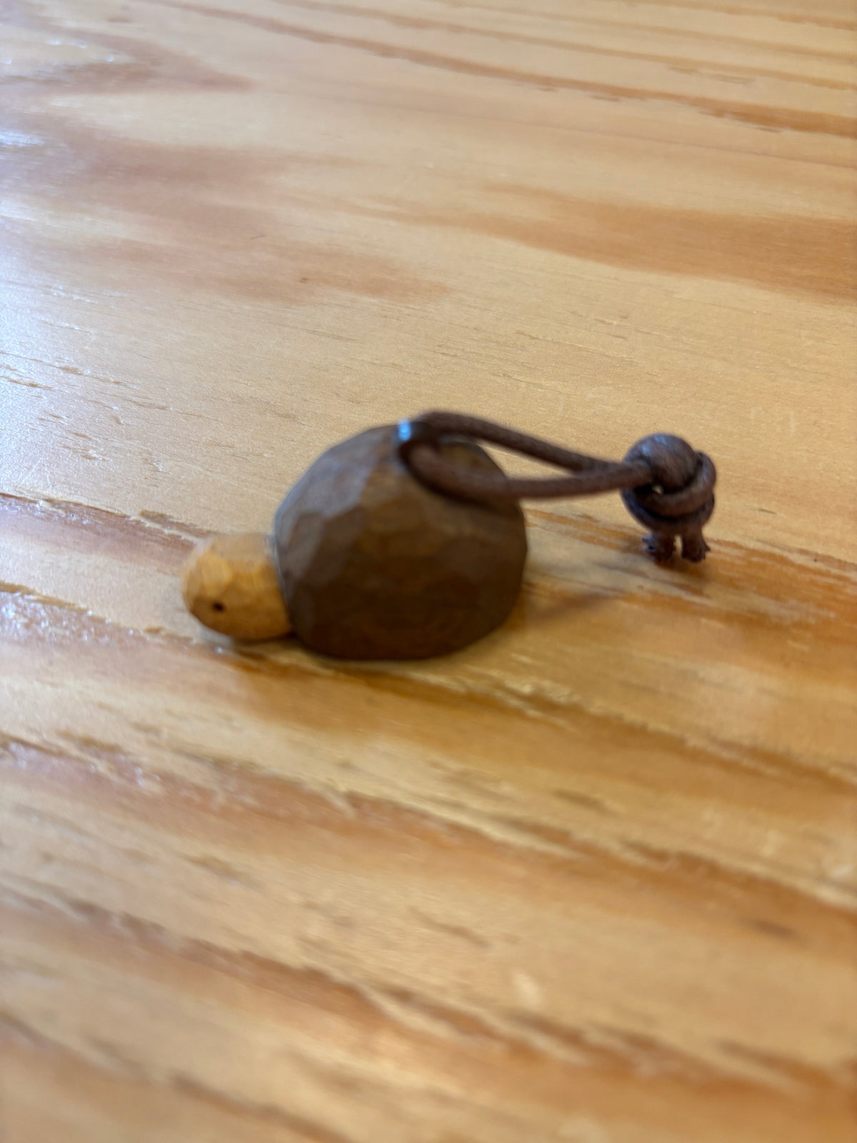 カメのキーホルダー（木彫り）